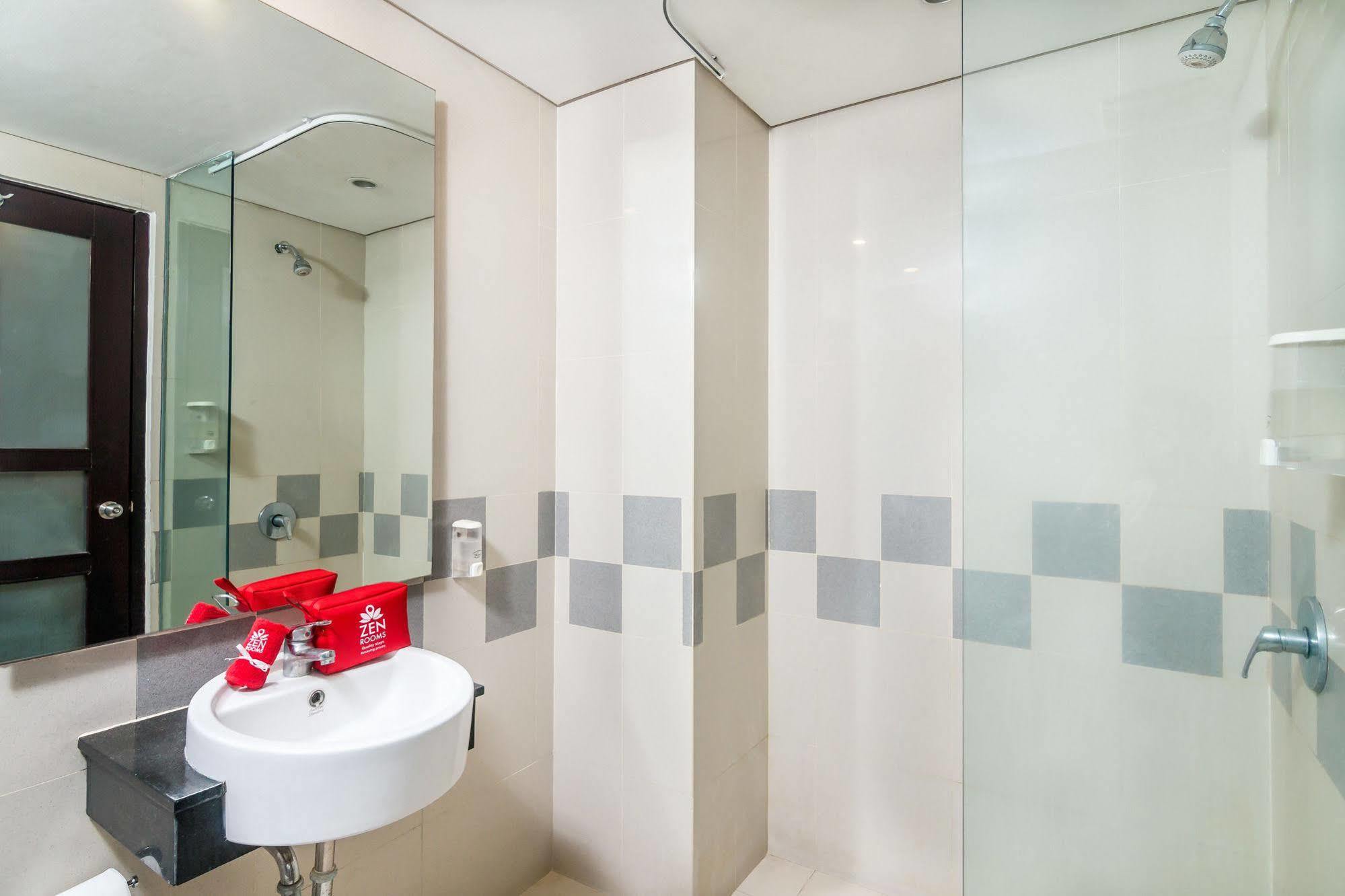 Zen Rooms Kuta Beach Poppies Lane Екстериор снимка