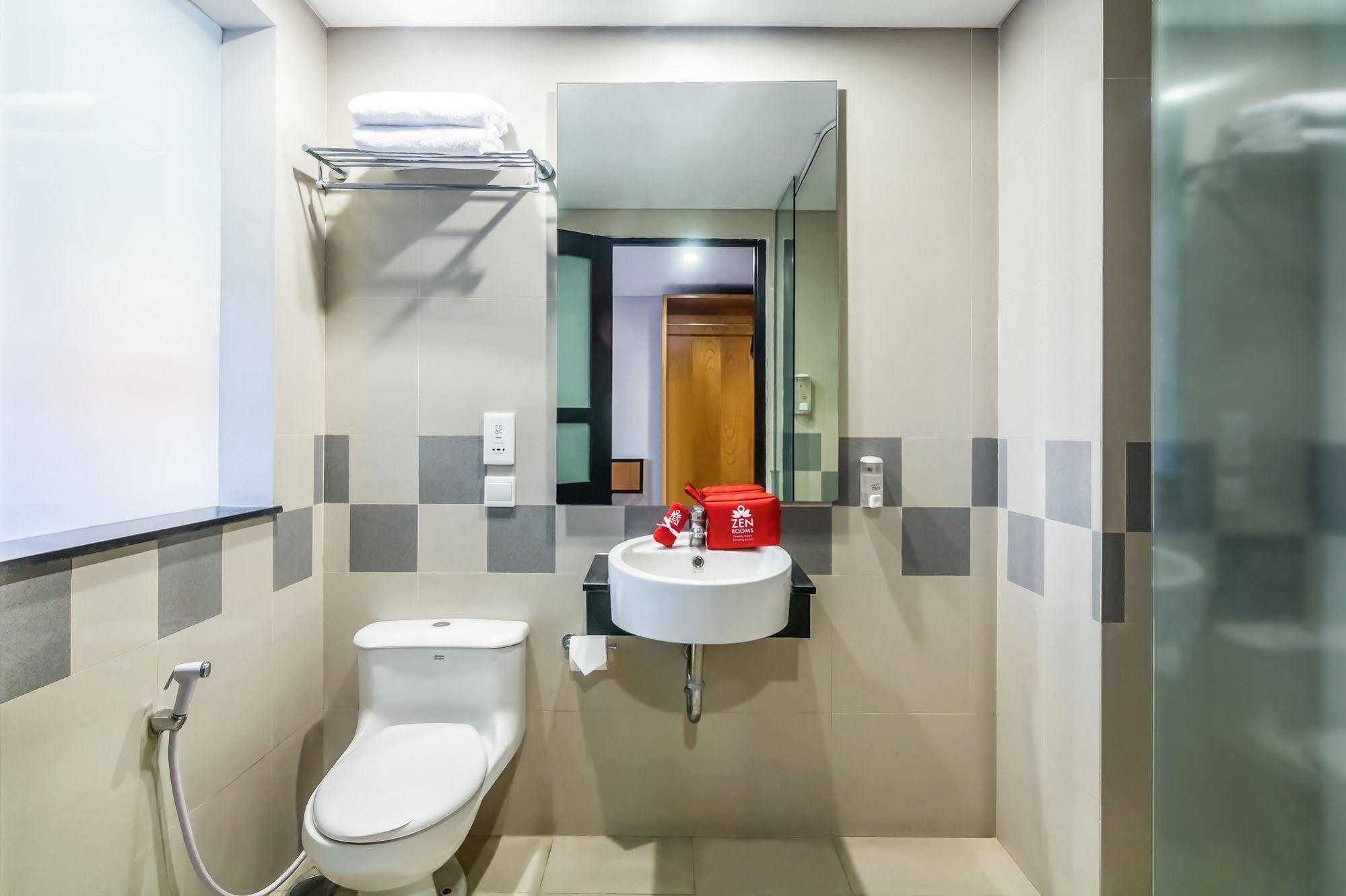 Zen Rooms Kuta Beach Poppies Lane Екстериор снимка